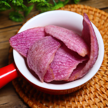 Snack freschi biologici: patatine di verdure disidratate, patatine di verdure manuali e fritte, inclusa la cipolla