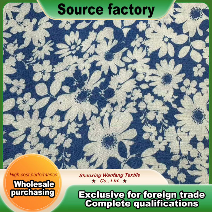 Beyaz çiçekli mavi göl