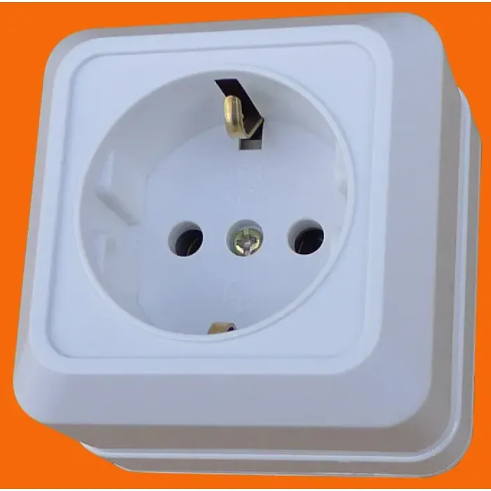 Soket Listrik Terpasang di Dinding Eropa