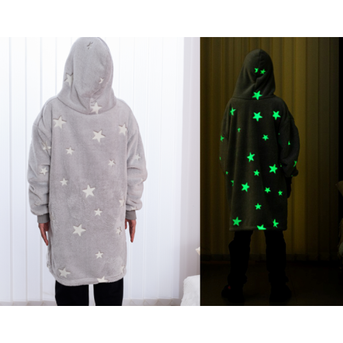 डार्क हुडी लाउंजवियर सेट में चमक