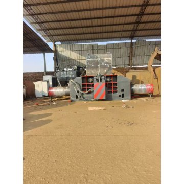 Enfardadeira metálica hidráulica para compactação de materiais industriais