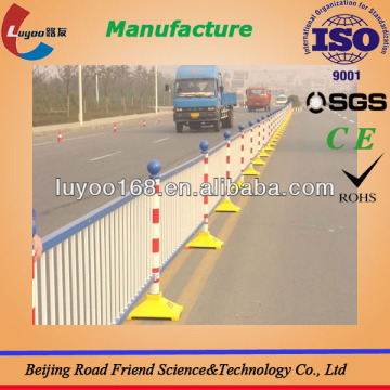 Traffic guardrail