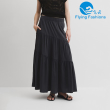 Vestido gris de varias capas de moda.