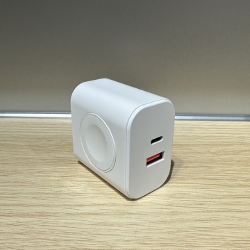 Pengisi daya nirkabel 5W kompak dengan 20W USB-C PD dan port ganda untuk pengisian cepat