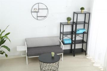 4層または5層の本棚の玄関棚