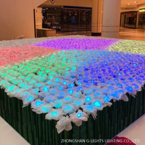 Campo de flores de conto de fadas com LED que muda de cor