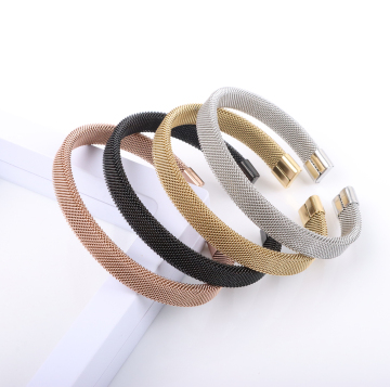 Modernes C-förmiges Mesh-Titan-Stahlarmband: Eine Mischung aus koreanischen Stil und Minimalismus im Produktdesign