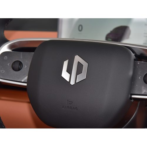 SUV electric Leapmotor C16 cu rază lungă de acțiune cu 6 locuri și opțiuni hibride