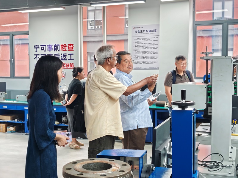 Malaysian customers visited Chuke Intelligent to inspect and purchase UV laser marking and laser cleaning machines