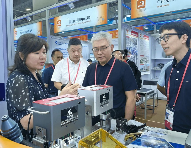 The Chuke Intelligent booth at the 138th Canton Fair was incredibly popular, with Beibei District leaders providing on-site guidance and promoting its development
