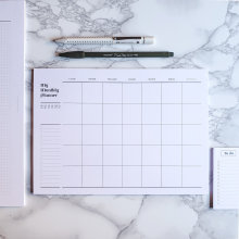 Ongemateerde maandelijkse bureau -kalenderplanner pad