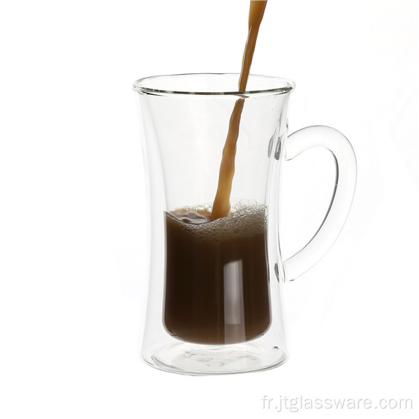 Boire une tasse de café en verre borosilicaté