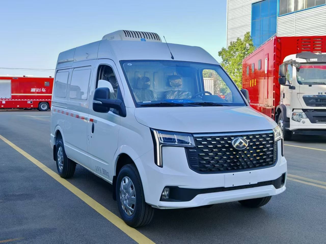 MAXUS bread reefer van for frozen food transport
