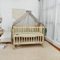 Baby met behulp van stralingsbescherming bed luifel klamboe