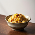 Arroz frito de molho de soja congelado no café da manhã