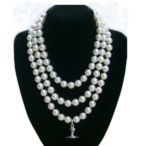 Collana di perle d&#39;acqua dolce con ciondolo a monogramma