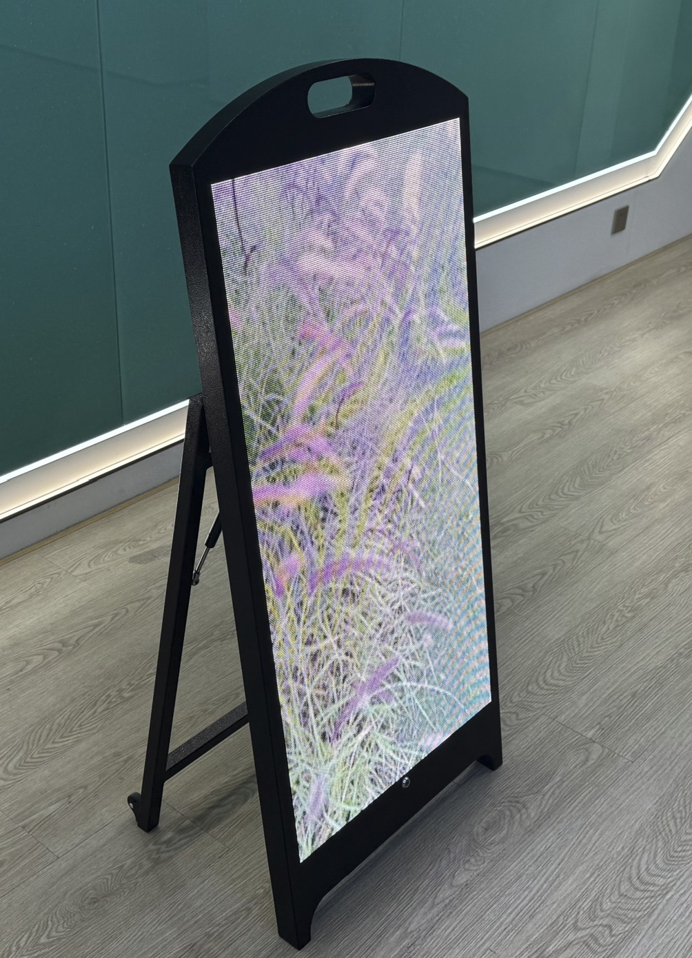 Su geçirmez arayüzlere sahip IP65 dereceli, hava koşullarına dayanıklı dış mekan mobil LED ekranı