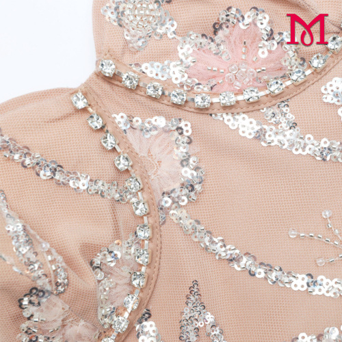 Vestido largo con lentejuelas y flores