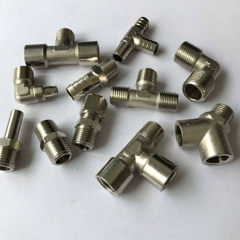 Industrial Brass Pipe Fitting Elbow for Male/Female Equal Pneumatic Connections - Used in Construction and Farm Machinery