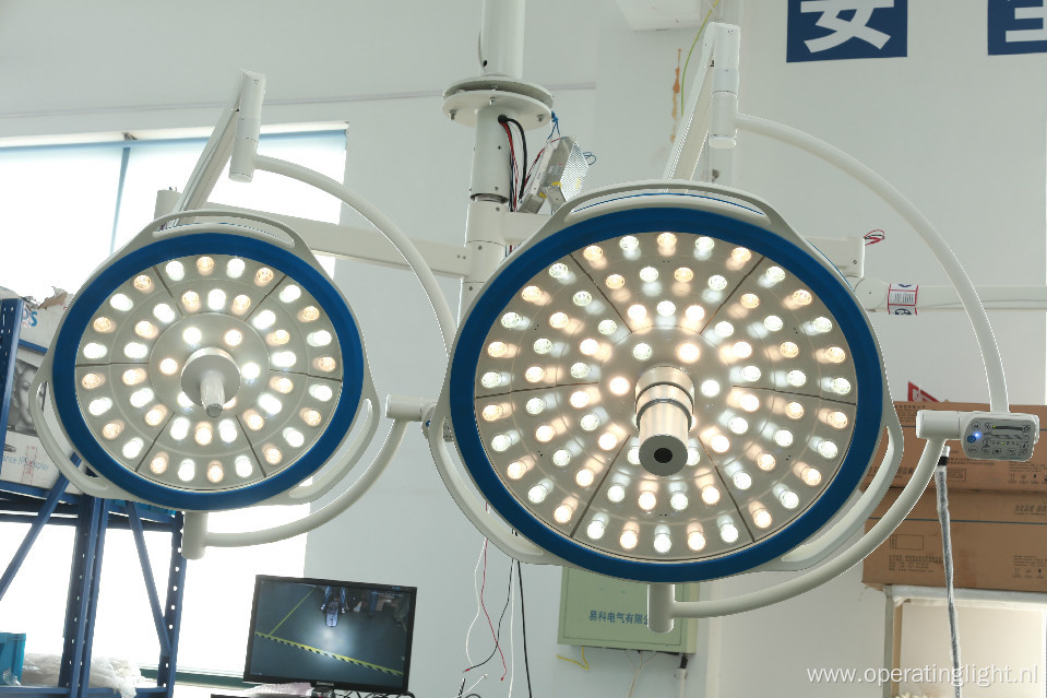 Camera round surgical lamp