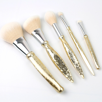 Mooi en reizgje make-brush set foar begjinners