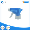 Сине-белый триггерный распылитель с регулируемым соплом