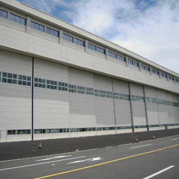 駐車場の柔軟な格納庫のドア