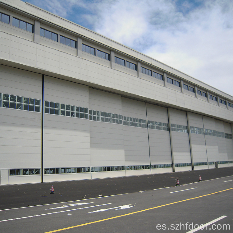 Puerta de hangar flexible en el estacionamiento