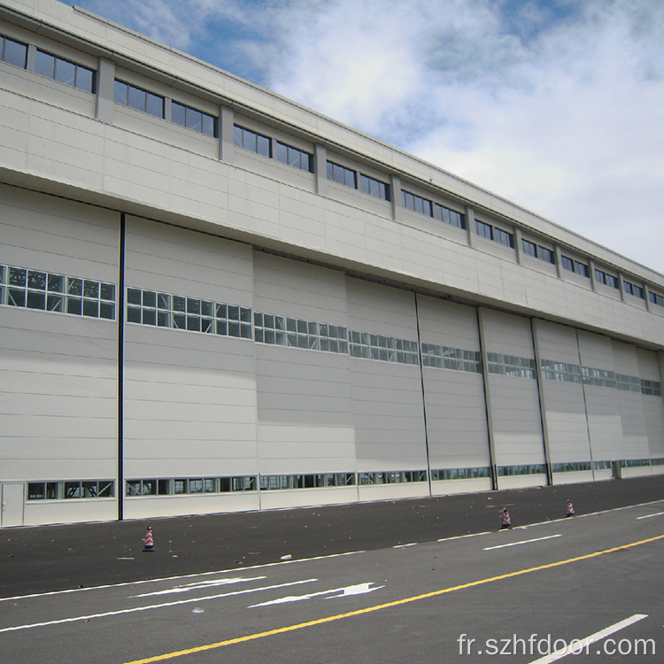 Porte de hangar flexible dans le parking