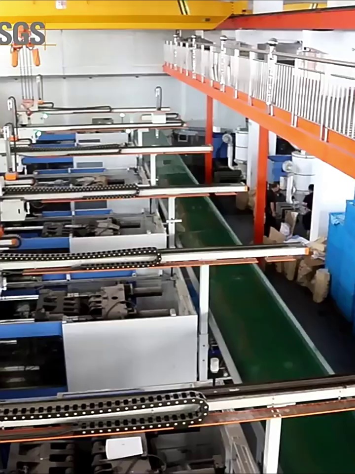 Cartoon Cat Shaped Plastic Trash Can with Rolling Base and Lid