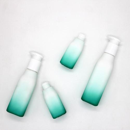 Blaue Glasflasche und Glas