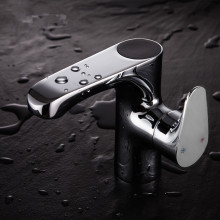 サニタリーラグジュアリー低鉛真ちゅう製洗面台シングルレバーホットおよびコールド洗面器LED蛇口