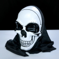 Máscara de caveira branca com capuz preto