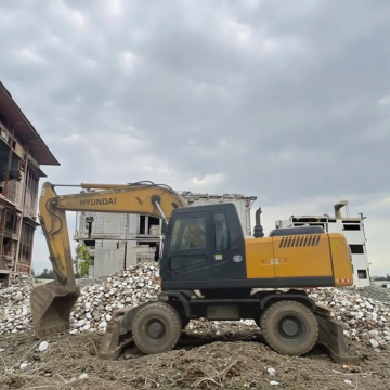 Second-hand Hyundai 210W-7 Wheel Excavator: Best Price for Used Machinery