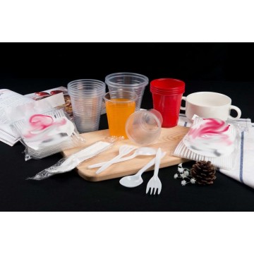 Couverts jetables de cuillère en plastique de fourchette enveloppée par tasse de crème glacée de pp