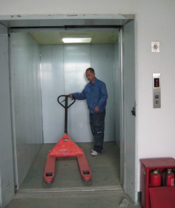 Energy-saving goods elevator