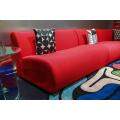 Sofá seccional rojo vibrante con diseño moderno