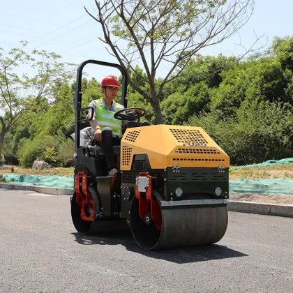 Self-propelled soil compactor vibratory road roller construction machinery roller FYL-880