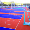 Males de la cancha de pisos de baloncesto al aire libre