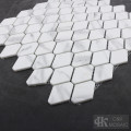 白い大理石の外観の細長い六角形のガラスモザイク