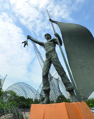 garden decoration metal craft fisherman with fish bronze garden statue sculpture spade