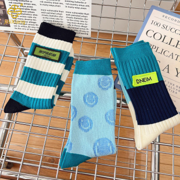 한국 스타일 패브릭 로고 대조 중간 튜브 양말