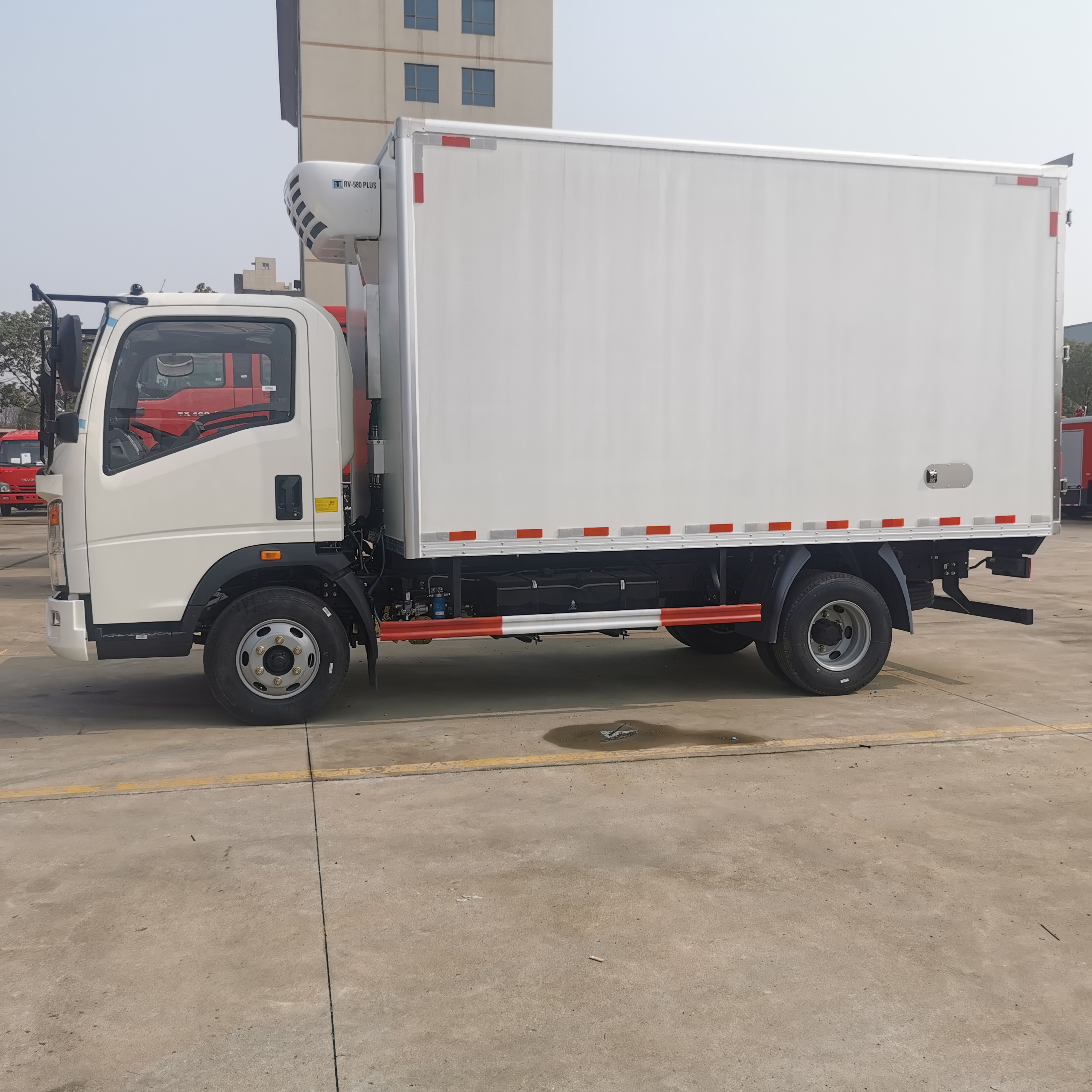 SINOTRUK HOWO 6 wheels 5 ton refrigerator truck