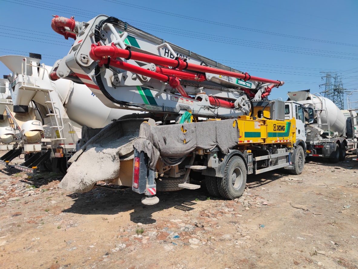 XCMG HB40V 40-meter concrete pump truck