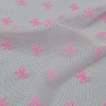 Beflockter Netzstoff aus 100 % Nylon mit rosa Schleife
