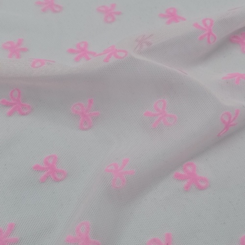 Beflockter Netzstoff aus 100 % Nylon mit rosa Schleife