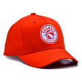 赤いポリエステル野球帽