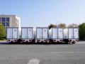 Caminhão de carga de geladeira com alimentos congelados móveis