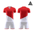 Conjunto de traje de fútbol para hombre rojo y blanco.