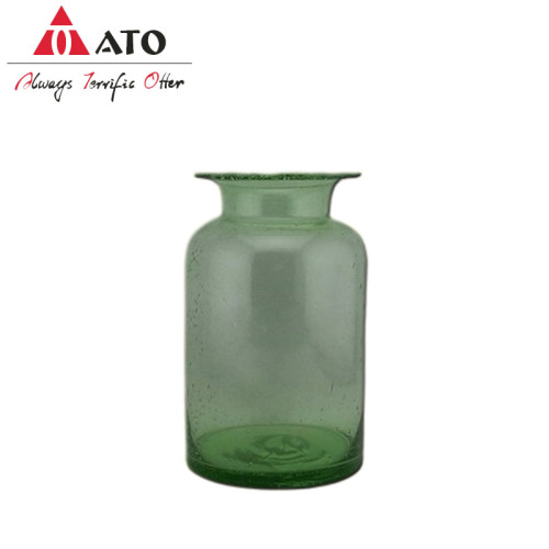 Зеленые ножницы режущие вазу с пузырькой домашней стеклянной посуды